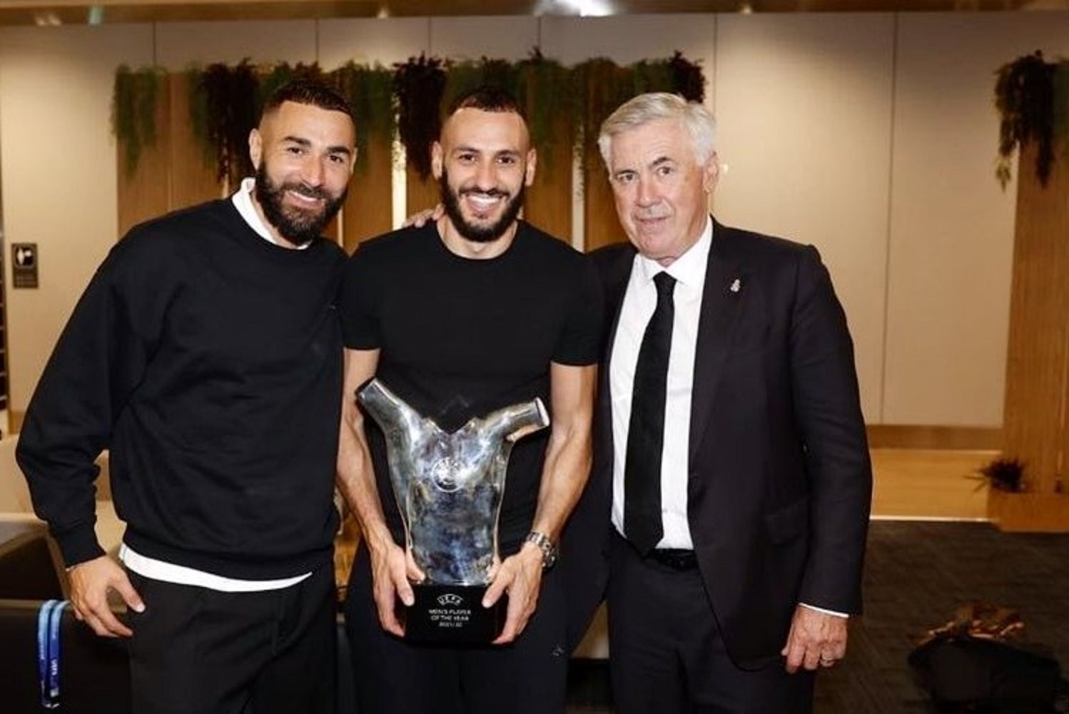عکس؛ برادران بنزما با جایزه بهترین بازیکن اروپا در کنار آنچلوتی