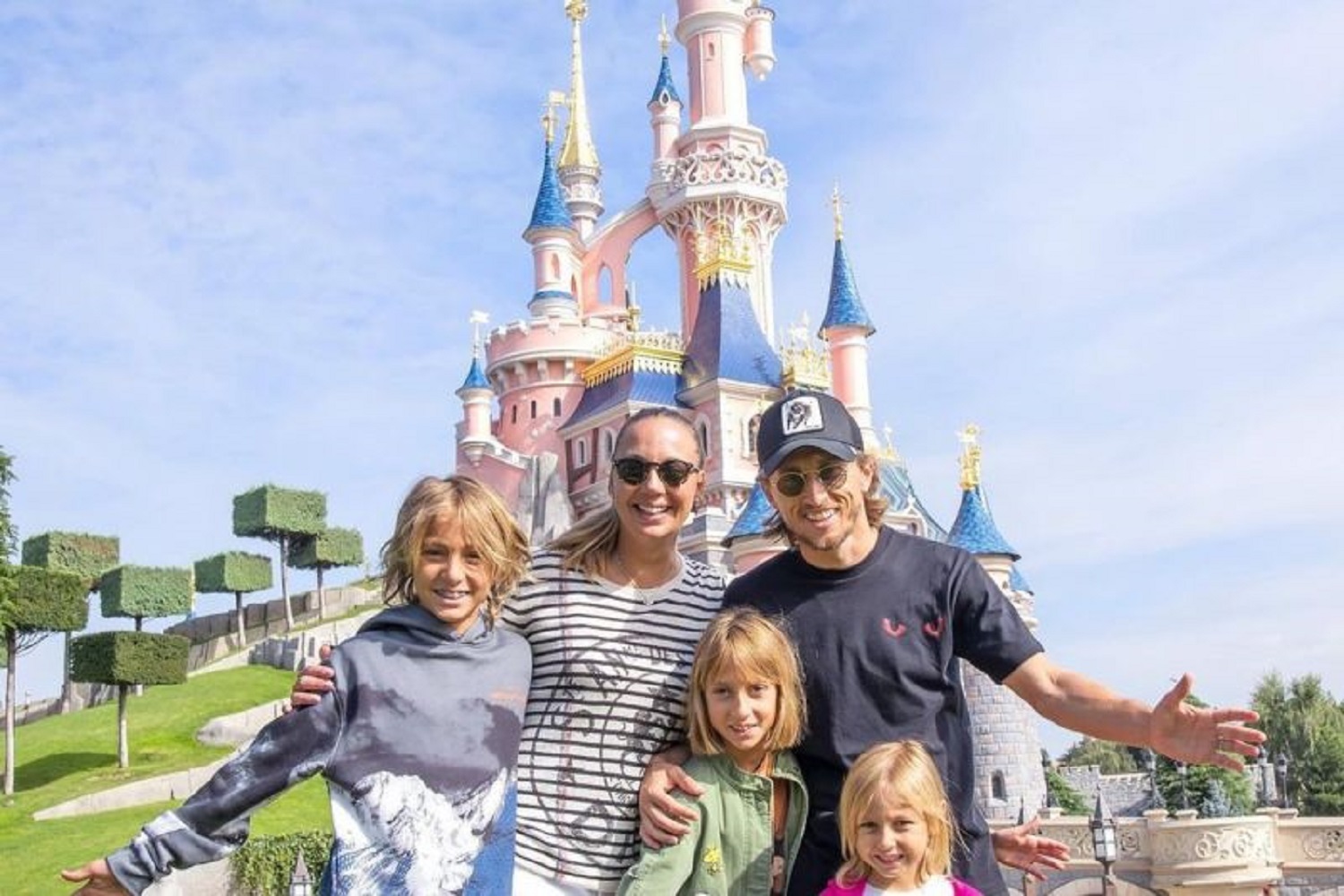 عکس؛ مودریچ به همراه همسر و فرزندانش در دیزنی لند پاریس